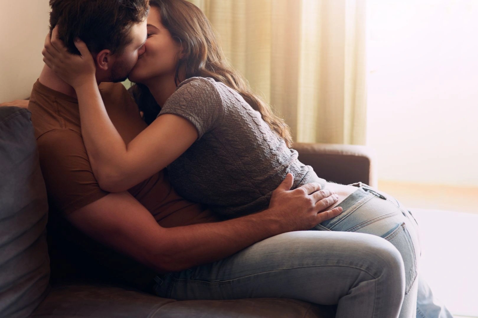 Đêm cãi nhau tôi ôm con bỏ đi, chồng đưa đồng nghiệp nữ về nhà