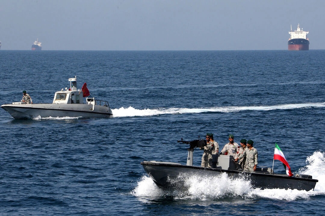 Thêm nhiều nước tham gia mở lại Hormuz, Iran cảnh báo