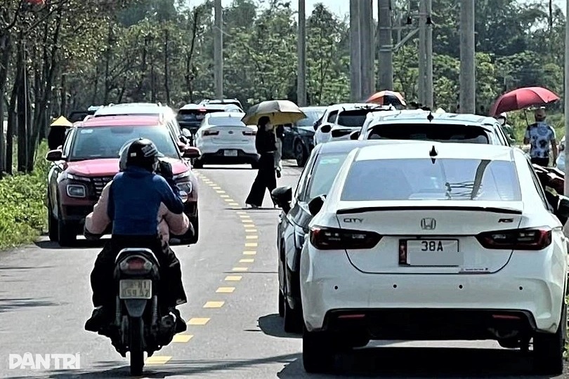 Ô tô đỗ kín đường, cò đất tấp nập tại khu quy hoạch dân cư nông thôn