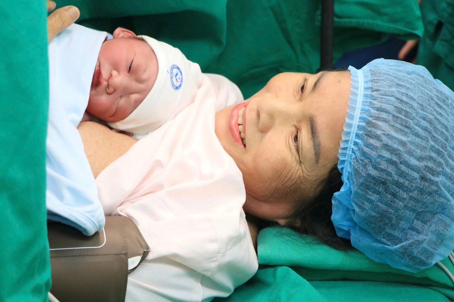 Sản phụ 60 tuổi sinh bé trai nặng 2,8kg