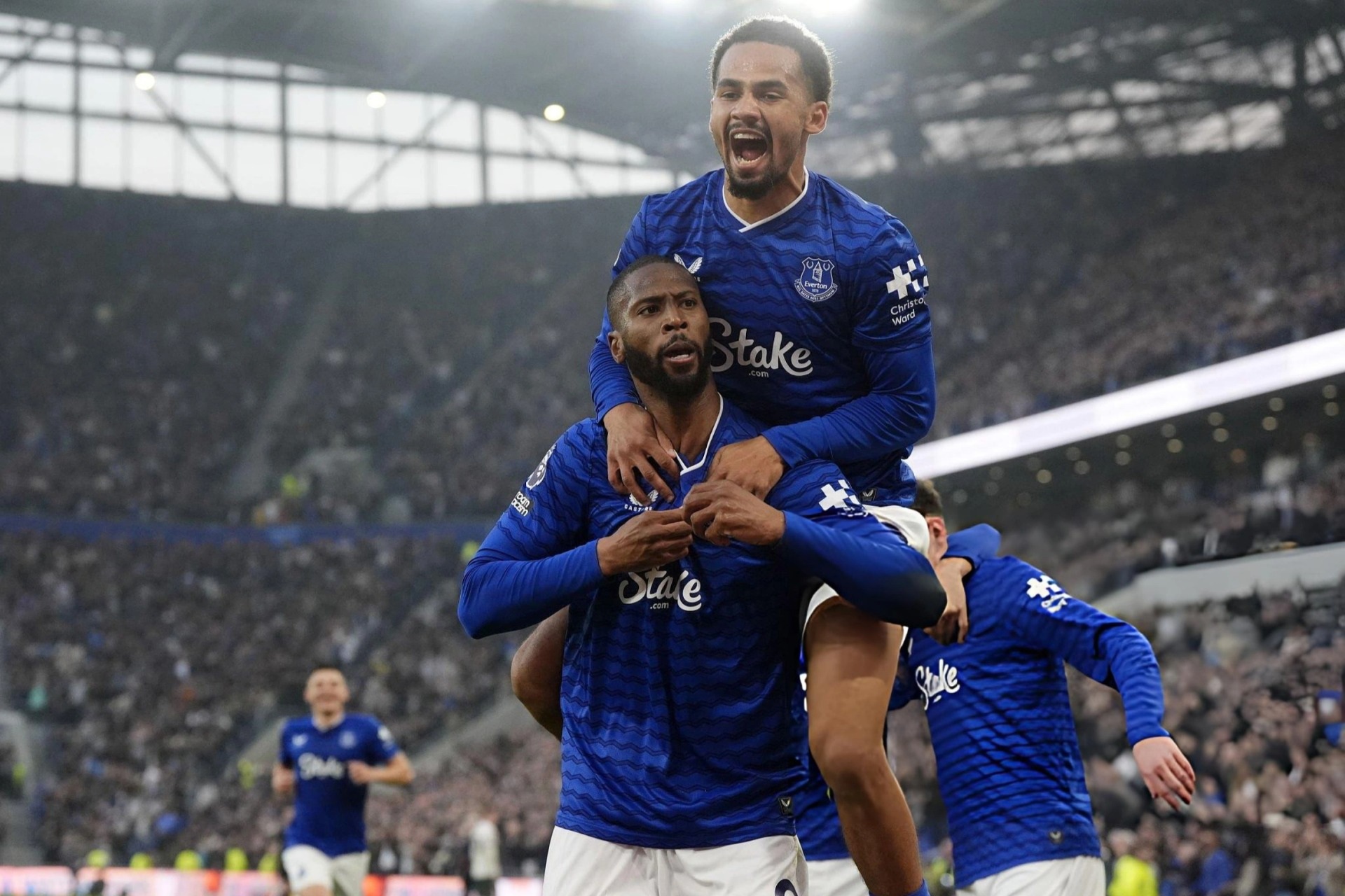 Chelsea thua sốc Everton, Man Utd nắm lợi thế lớn
