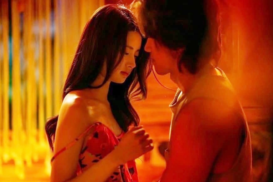 Sau sự cố đêm chồng vắng nhà, tôi không thể ngừng nghĩ về anh hàng xóm