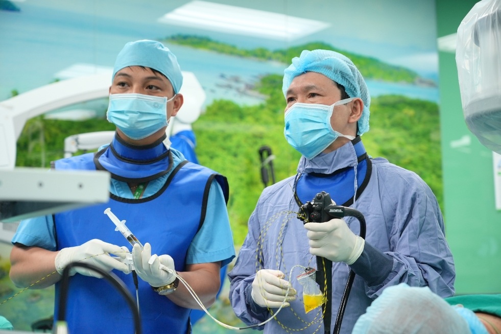 45 phút nội soi lấy trọn sỏi ống mật chủ 1,5cm, hết đau quặn bụng do tắc mật