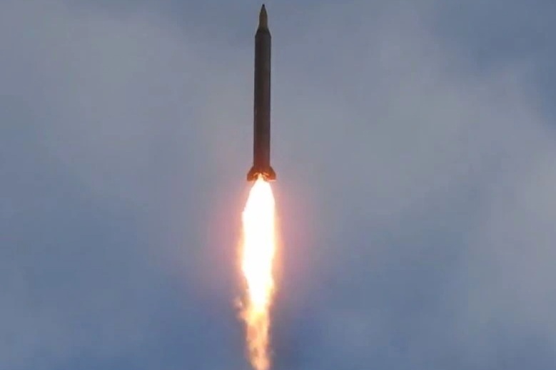 Iran phóng tên lửa vào căn cứ Mỹ, trút hỏa lực xuống Israel