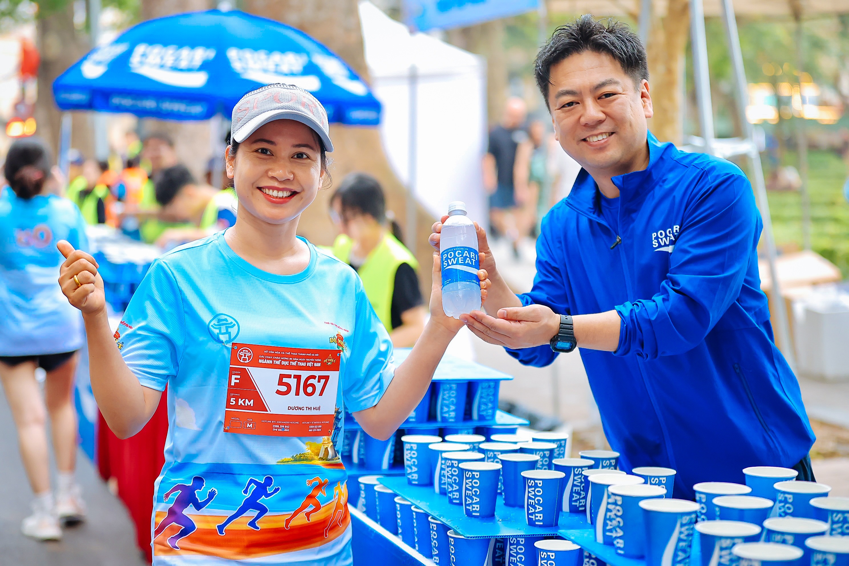 Pocari Sweat tiếp nước ion cho hàng nghìn người tại giải chạy 80 năm ngành thể dục thể thao