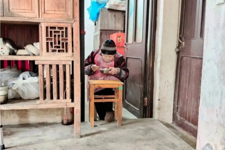 Cụ bà 102 tuổi và chế độ ăn ngủ “độc lạ”, 50 năm gần như không vào viện