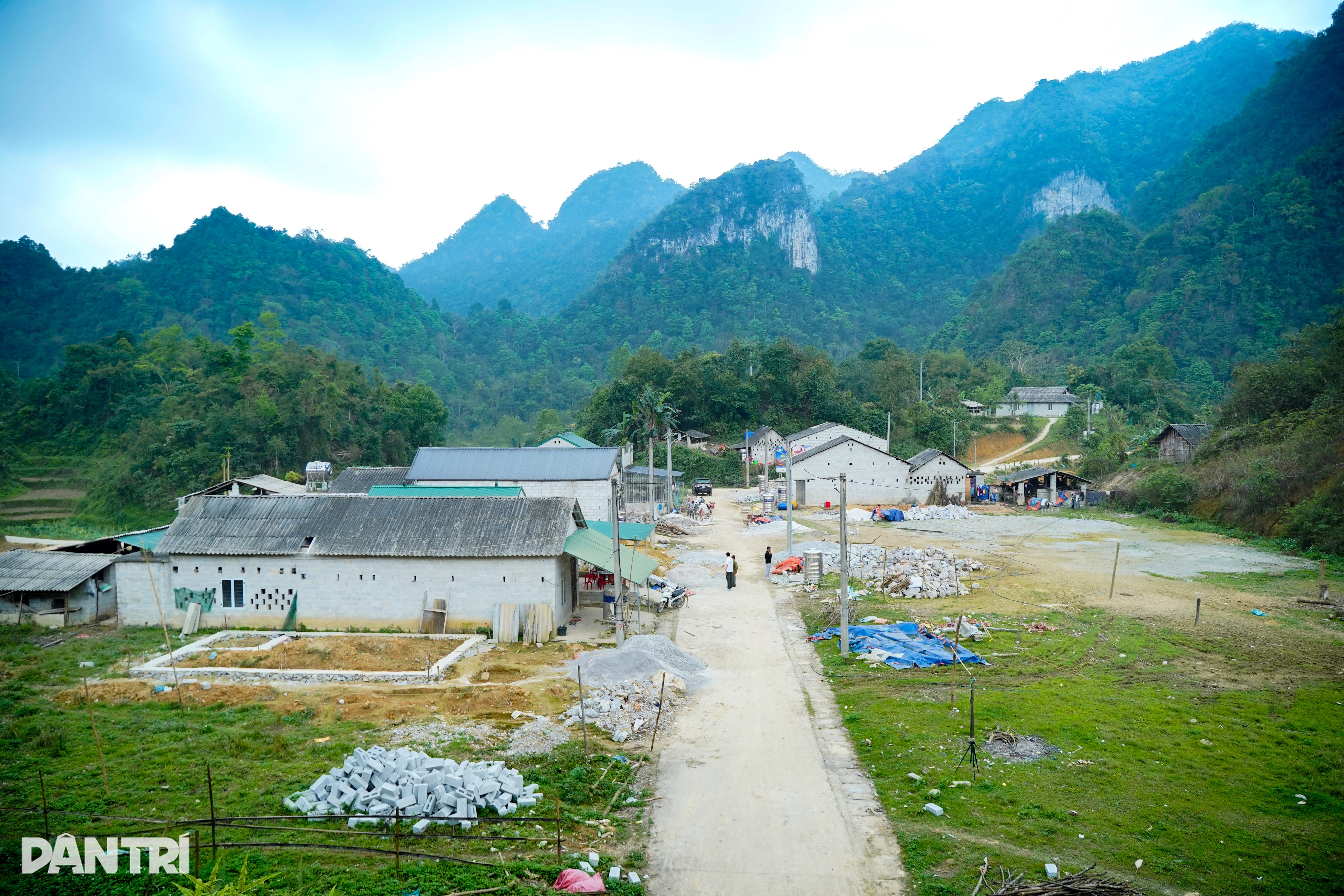 Dantri races to complete homes for poor families in Cao Bang - 1 Dantri races to complete homes for poor families in Cao Bang - 1