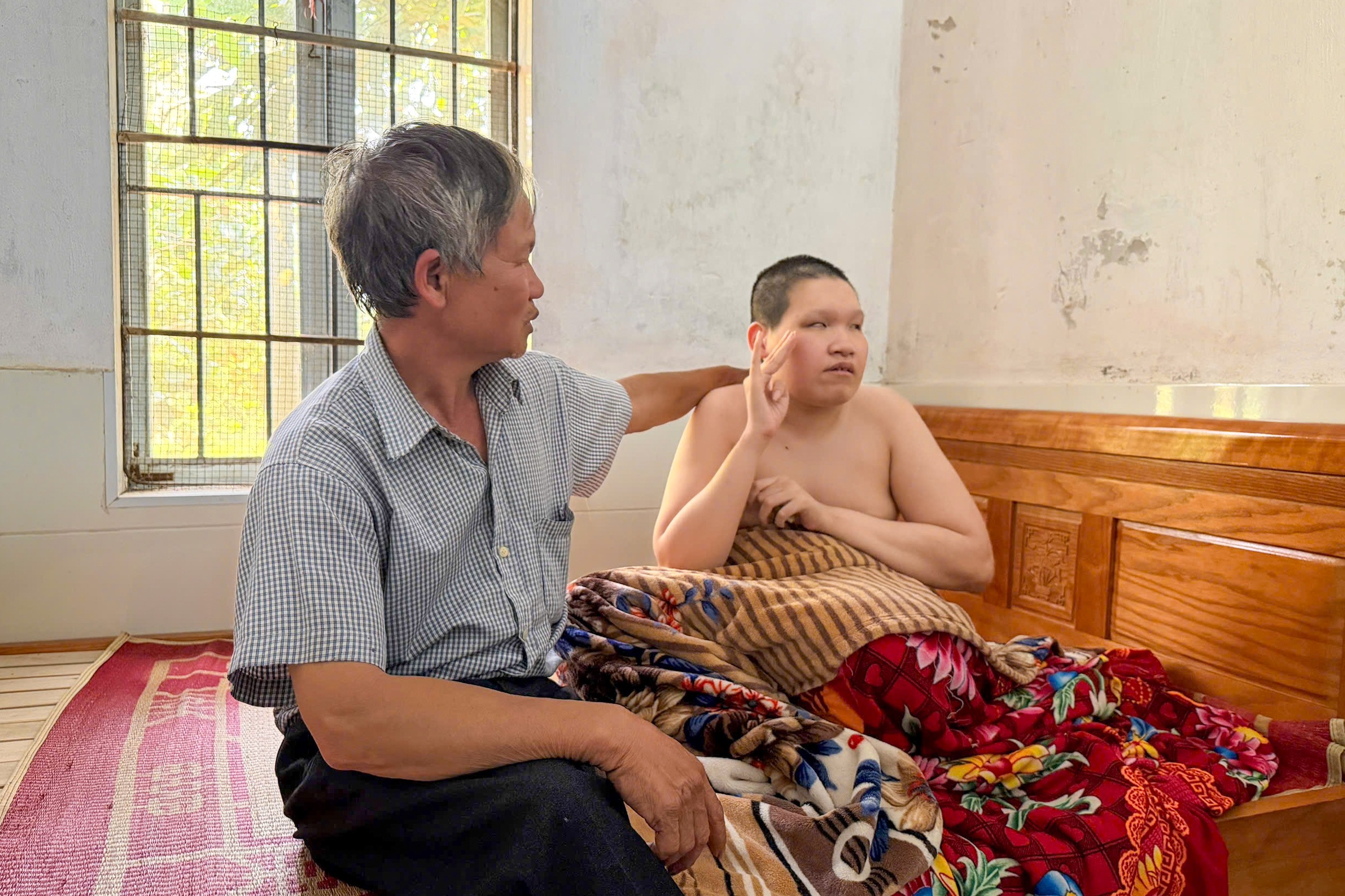 Người cha bệnh tật ước có tiền chữa bại liệt, mù lòa cho con trước khi mất