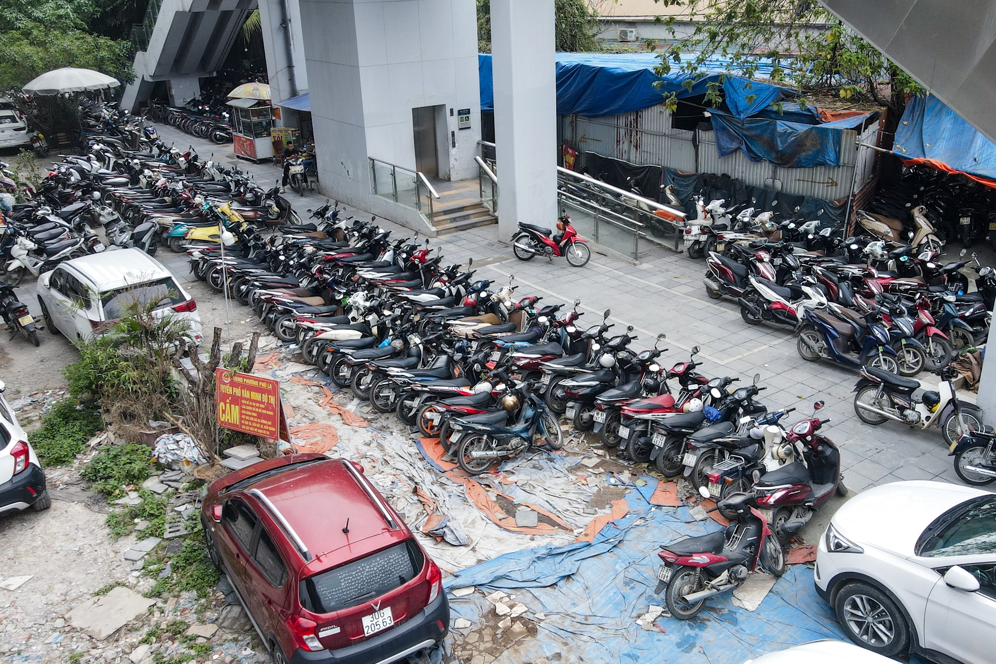 Hà Nội: Gầm nhà ga tuyến Cát Linh - Hà Đông bị trưng dụng làm bãi giữ xe