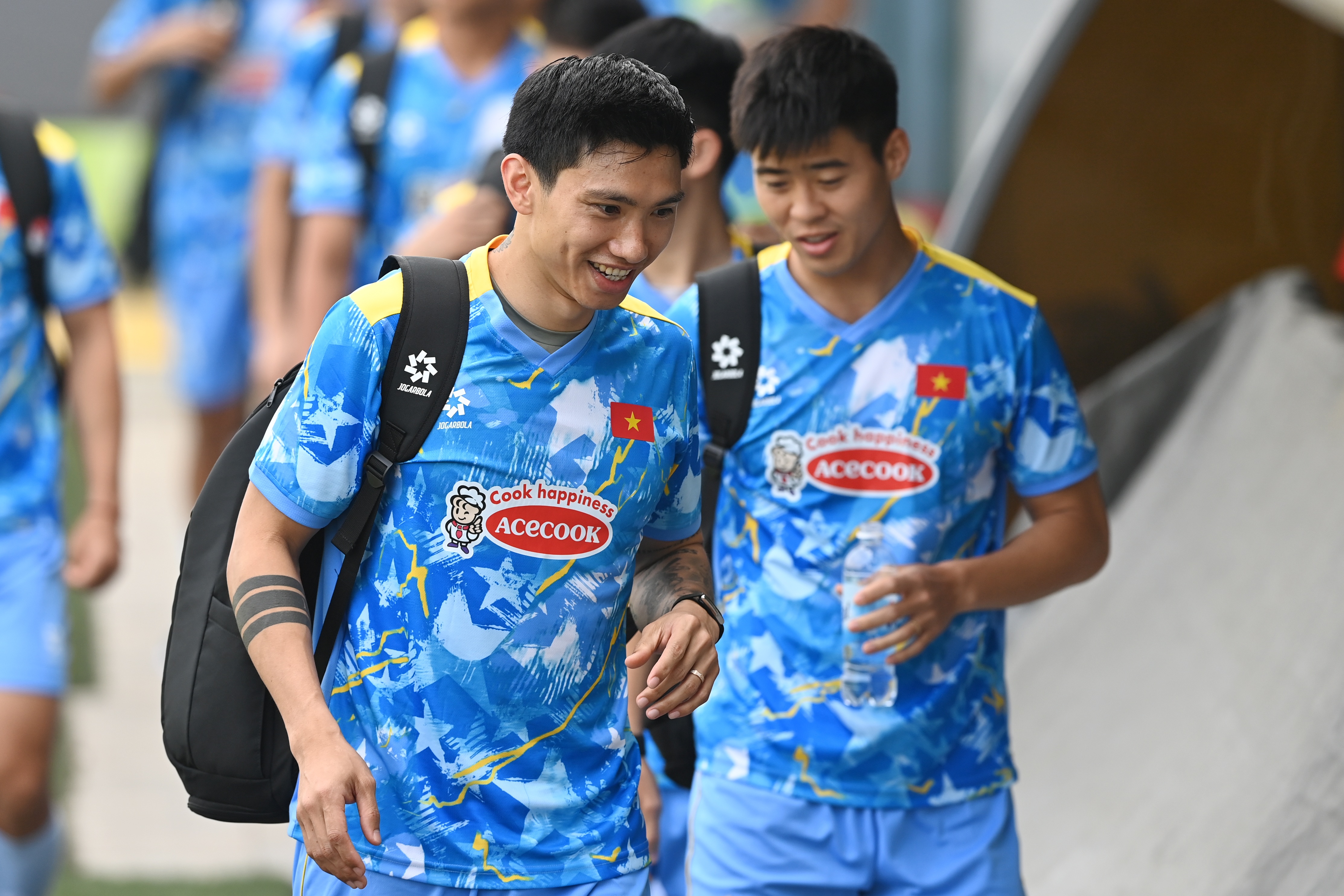 Văn Hậu cười tươi ngày tái xuất, hàng thủ tuyển Việt Nam thêm hy vọng