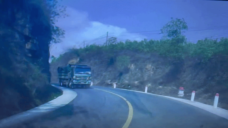 Xe chở rác vượt ẩu, suýt gây tai nạn trên đoạn đường dốc