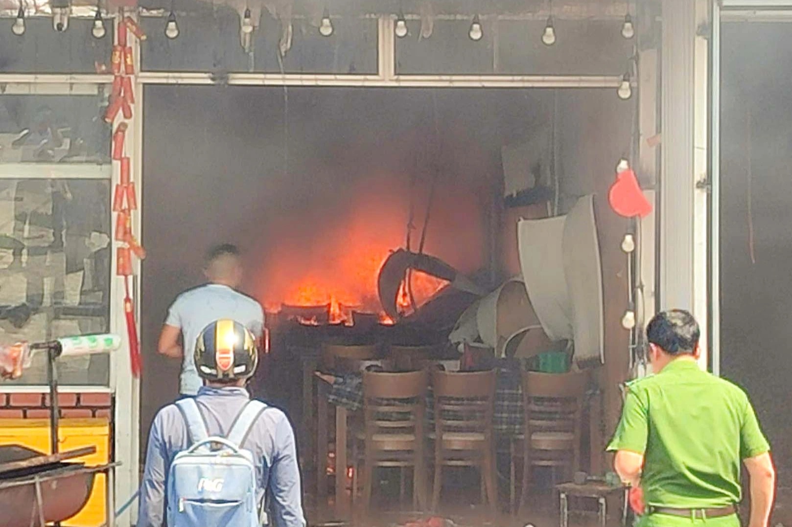 Quán ăn ở Đà Lạt bốc cháy, nhân viên chạy ra ngoài thoát thân