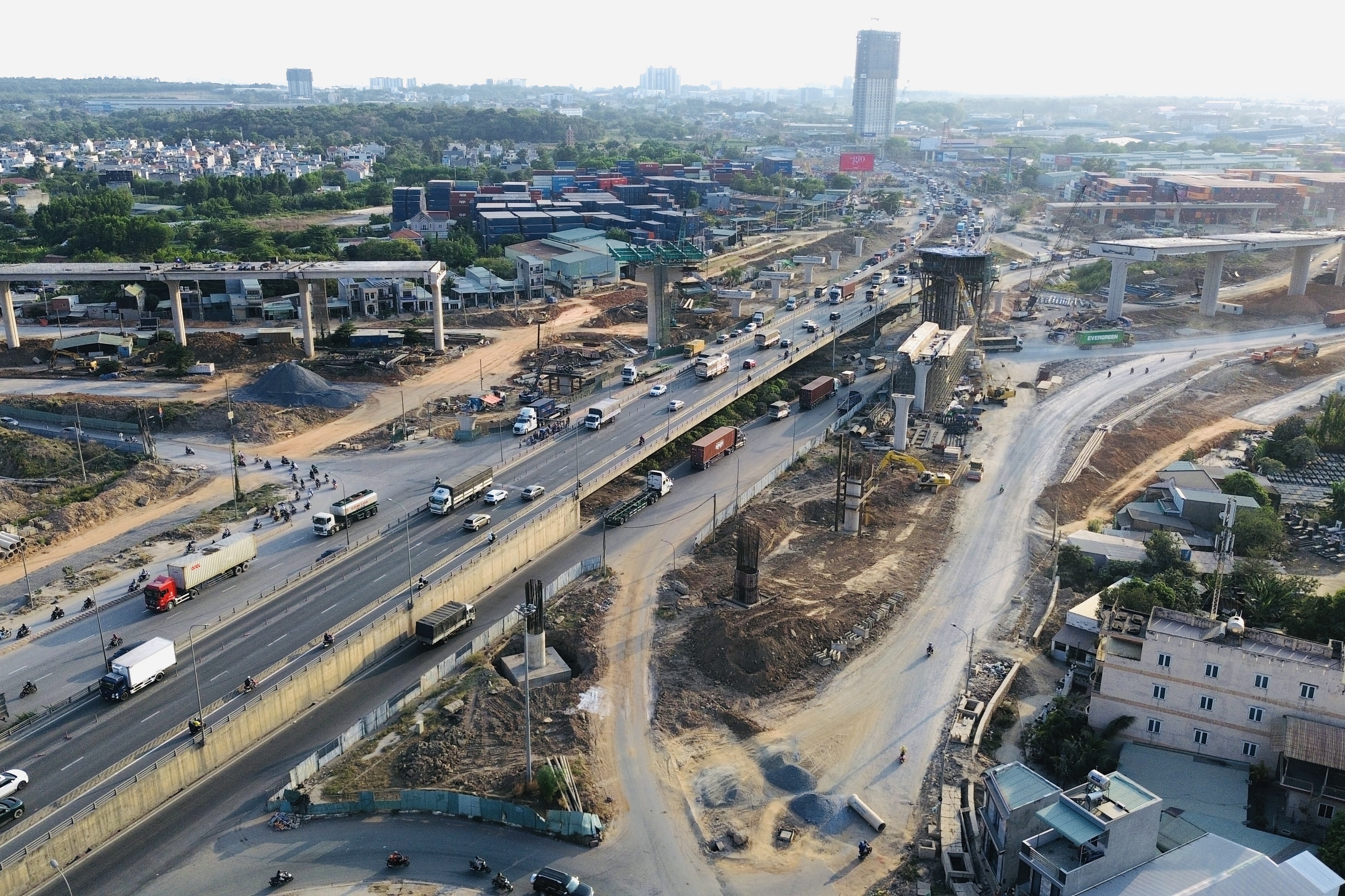 Vành đai 3 TPHCM qua Bình Dương, đoạn đã thảm nhựa, chỗ còn ngổn ngang