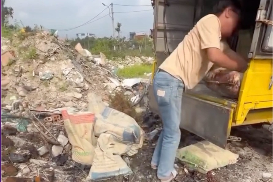 Truy tìm người đàn ông lái ô tô chở rác thải đi đổ trộm