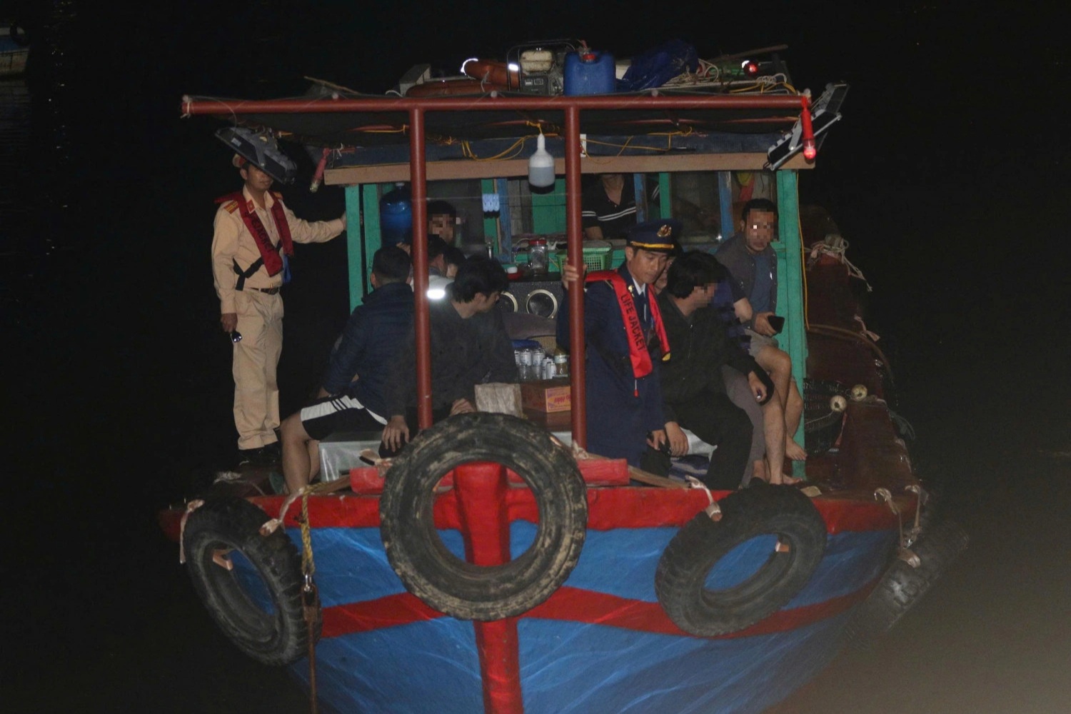 Phát hiện tàu chở khách câu mực trái phép trên vịnh Hạ Long