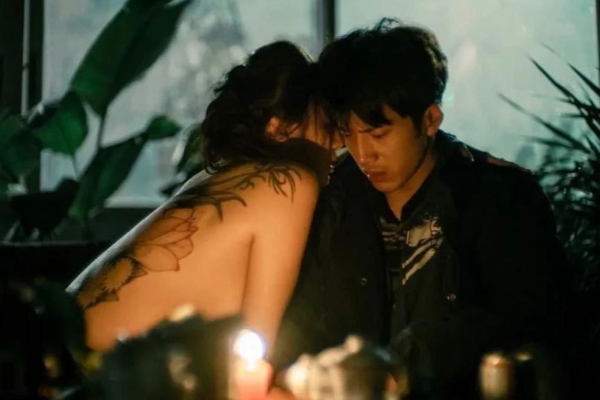 Tôi khổ sở vì chứng kiến bí mật bạn học cũ ngoại tình