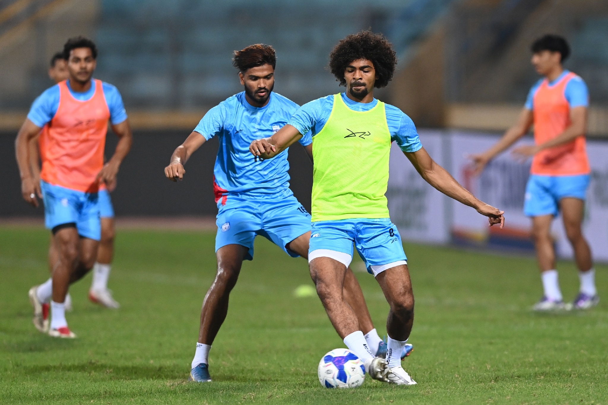 Nhà vô địch FA Cup gây chú ý khi xuất hiện ở sân Hàng Đẫy