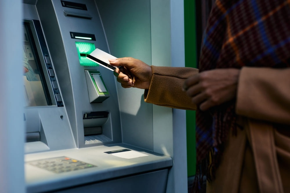 Sự thật bất ngờ về tiếng “xoành xoạch” của máy ATM khi rút tiền