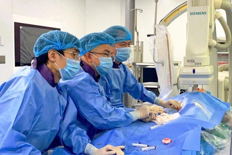 Bệnh nhân tim bẩm sinh tránh cuộc mổ mở nhờ kỹ thuật ít xâm lấn