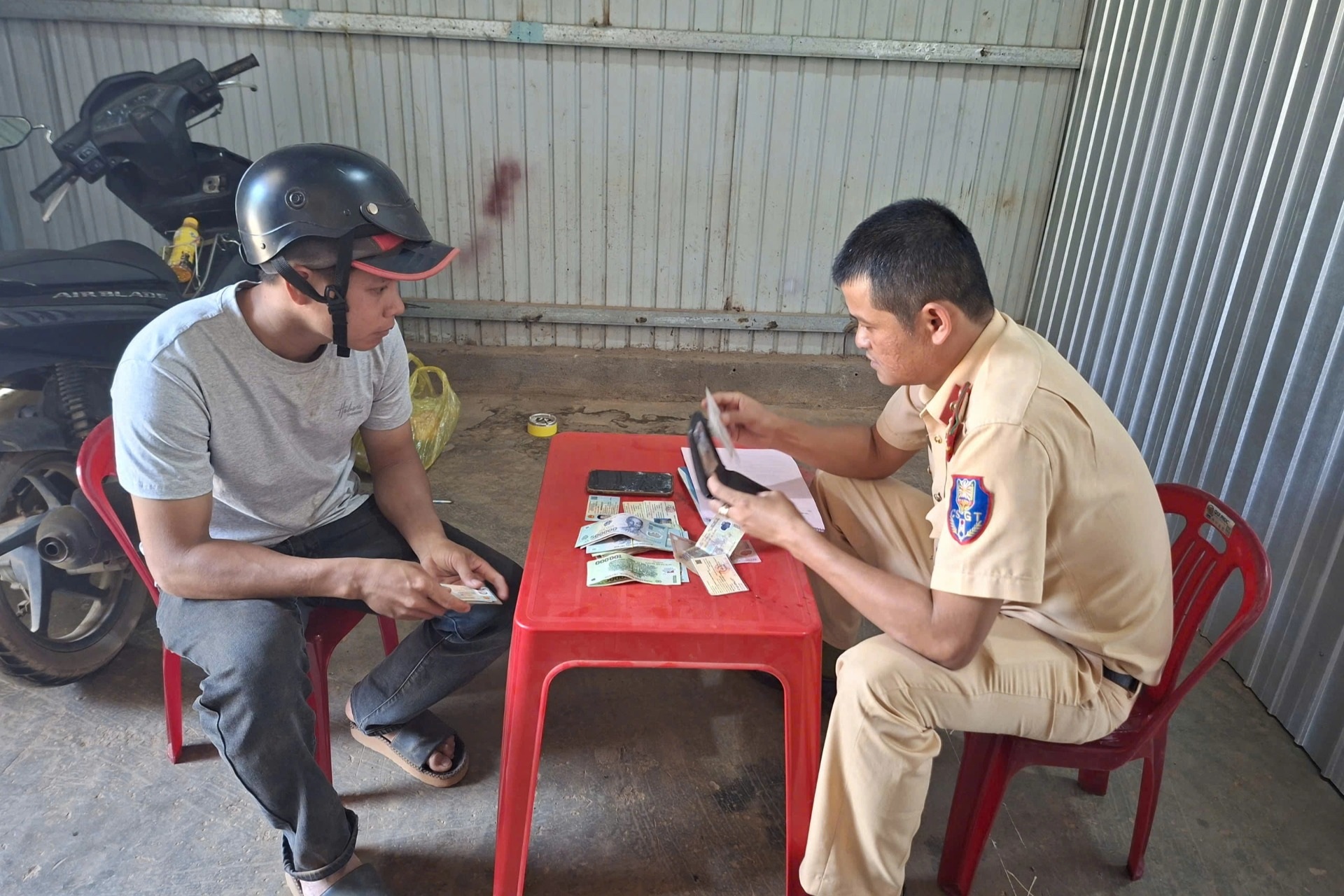 CSGT Lâm Đồng trao trả iPhone cùng 30 triệu đồng cho người đánh rơi