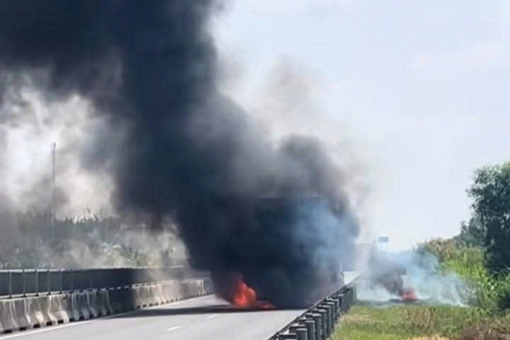 Ô tô đầu kéo bốc cháy dữ dội trên cao tốc Trung Lương - Mỹ Thuận