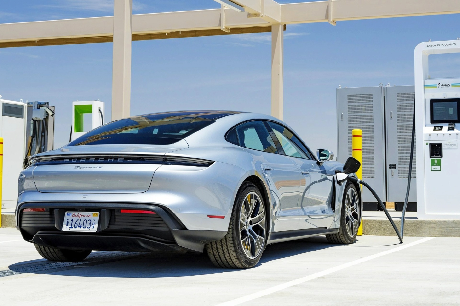 Doanh số xe chạy xăng dầu tại châu Âu lao dốc, xe điện khởi sắc