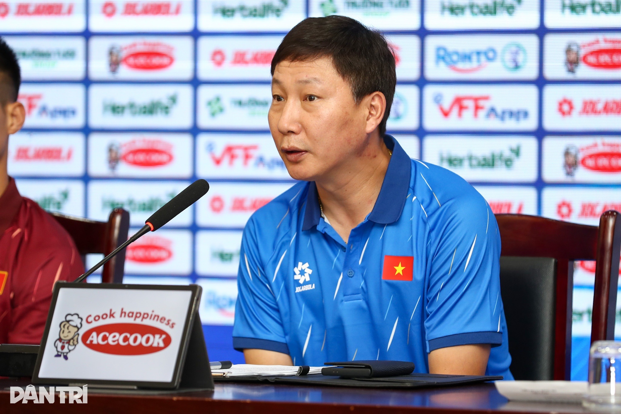 HLV Kim Sang Sik đặt kỳ vọng lớn vào tân binh Hoàng Hên