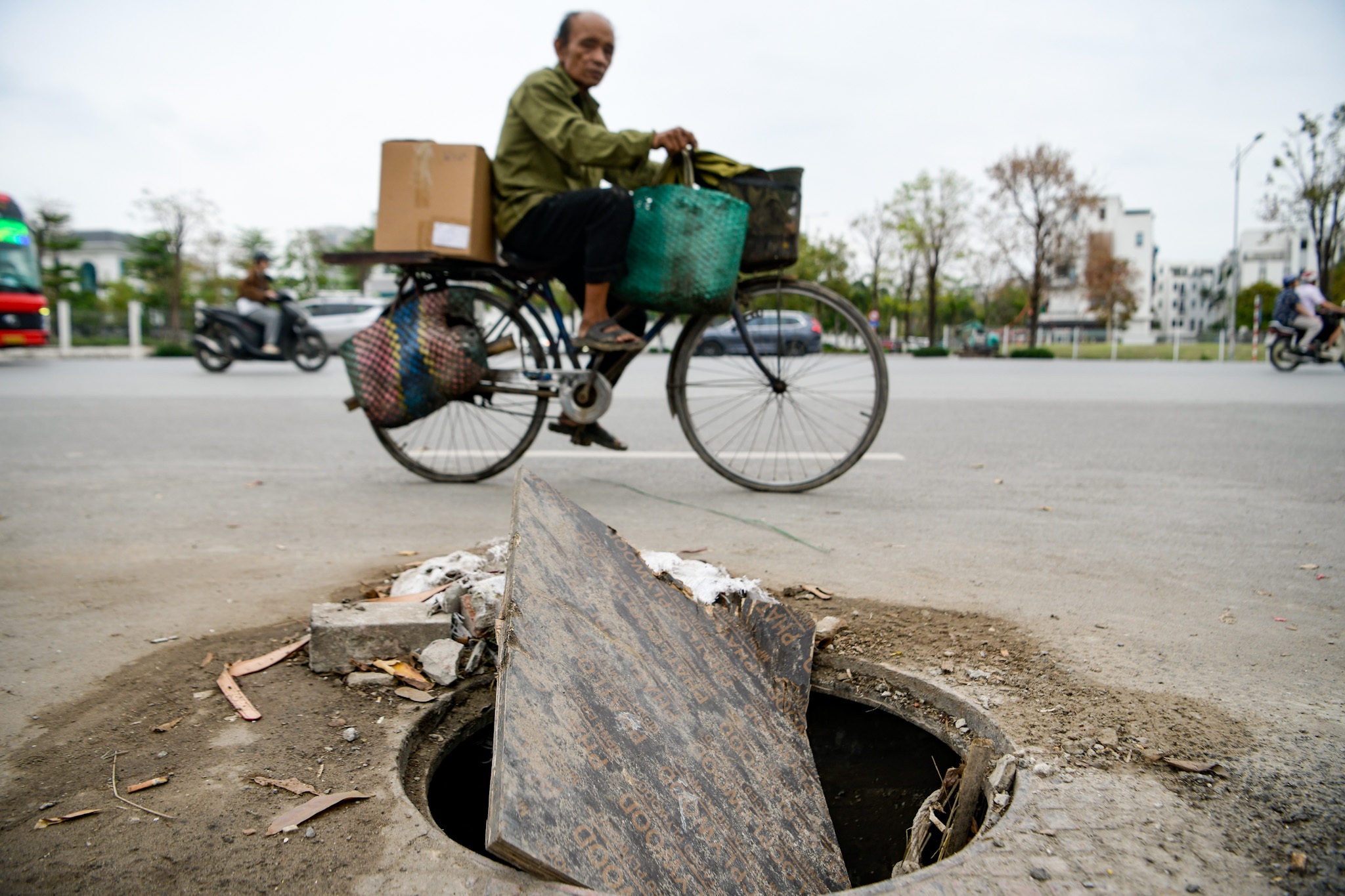 Hà Nội: Nắp cống trồi lên mặt đường, "há miệng" chực chờ bẫy người đi đường