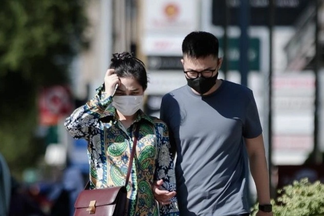 Nam Bộ và TPHCM duy trì nắng nóng, người dân tránh ra đường giữa trưa