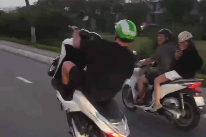 Công an làm việc với người đàn ông ngoại quốc bốc đầu xe máy trên đường