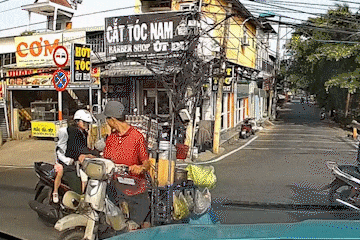 Người bán hàng rong đứng giữa đường và hành động bất ngờ của tài xế