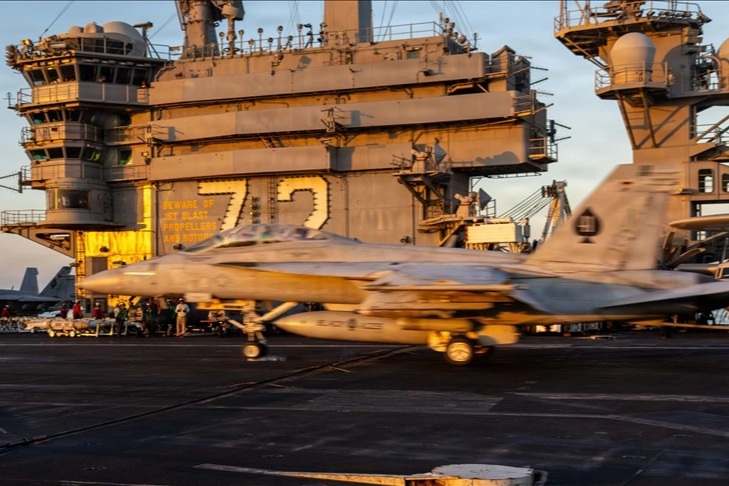 Iran nói nã tên lửa về phía tàu sân bay Mỹ, Washington chưa lên tiếng