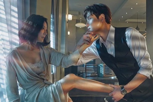 Chồng "dọn đường" cho tôi ngoại tình với sếp và cái kết đắng chát