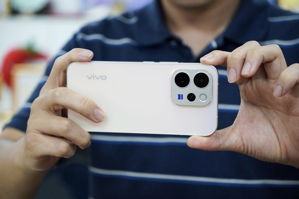 vivo V70 hỗ trợ camera ZEISS, giá từ 18 triệu đồng