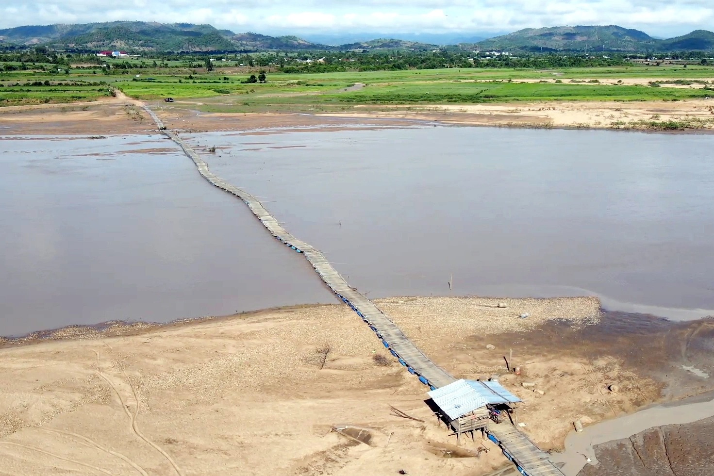 Người dân góp tiền làm cầu phao dài hơn 200m vượt sông Ba