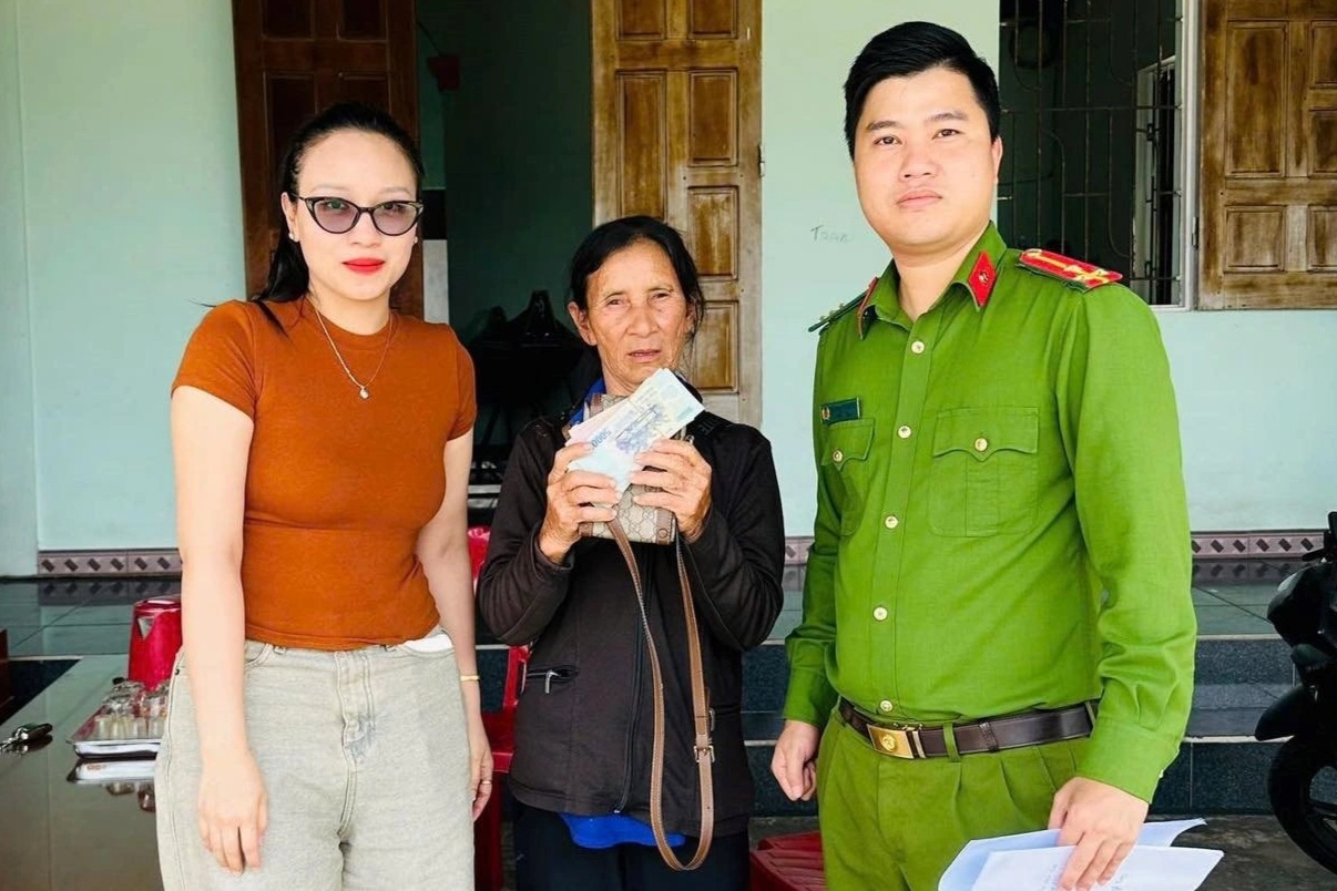 Bà lão 71 tuổi tìm chủ nhân chiếc túi xách chứa hàng chục triệu đồng