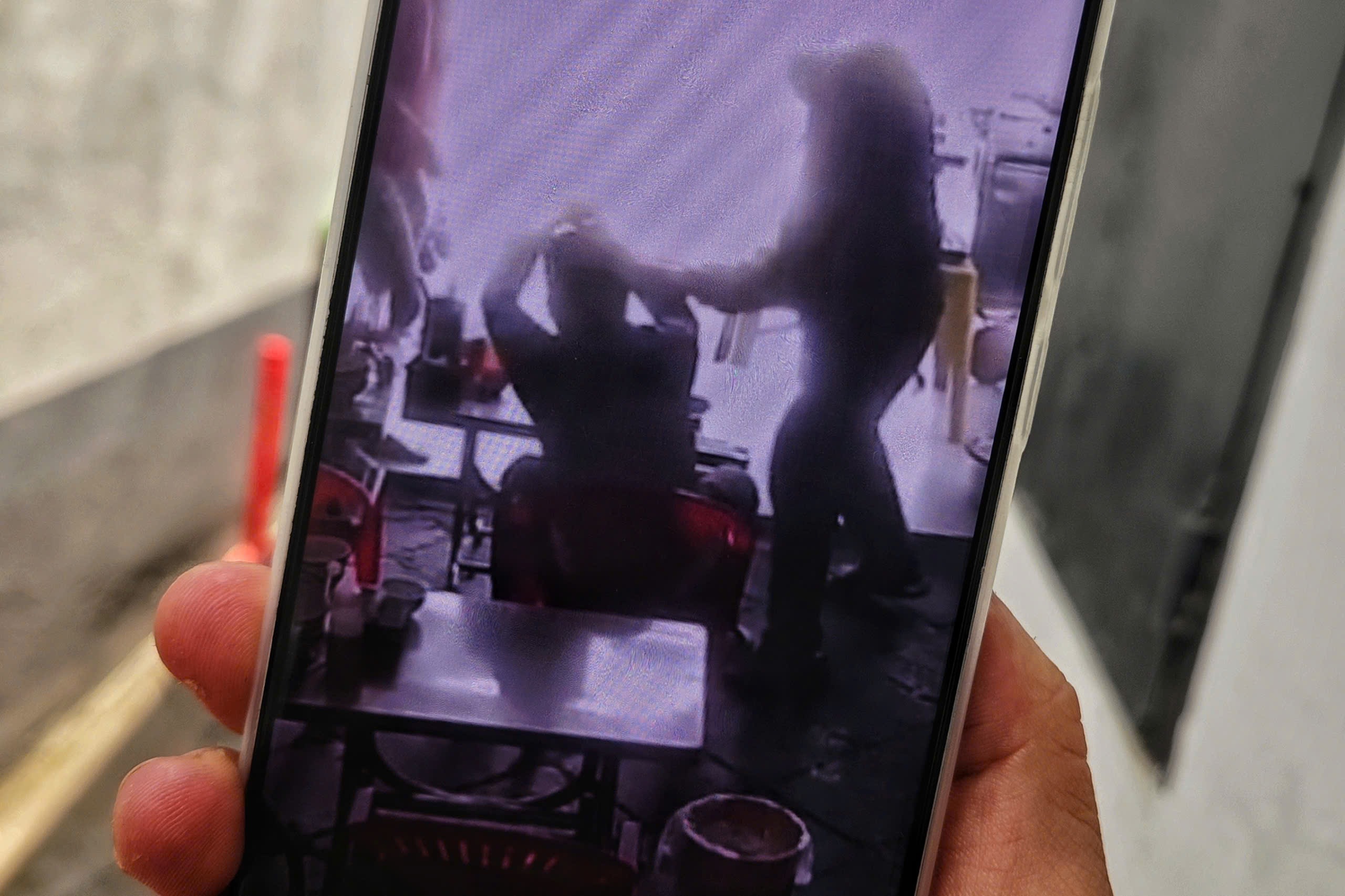 Nam thanh niên bị người lạ dùng nón bảo hiểm đánh chảy máu đầu ở TPHCM