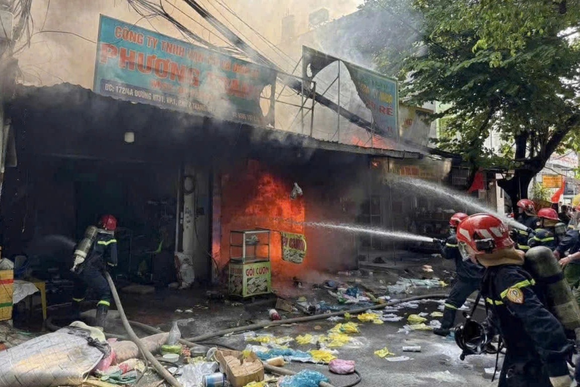 Cháy cơ sở in ấn ly nhựa ở TPHCM