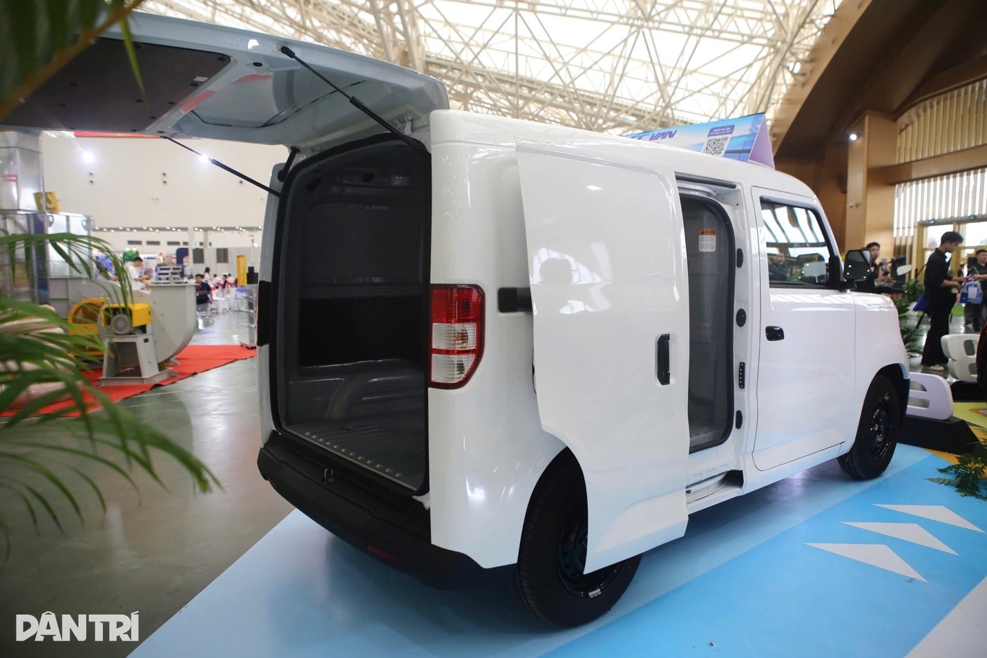 Chi tiết VinFast EC Van phiên bản cửa lùa
