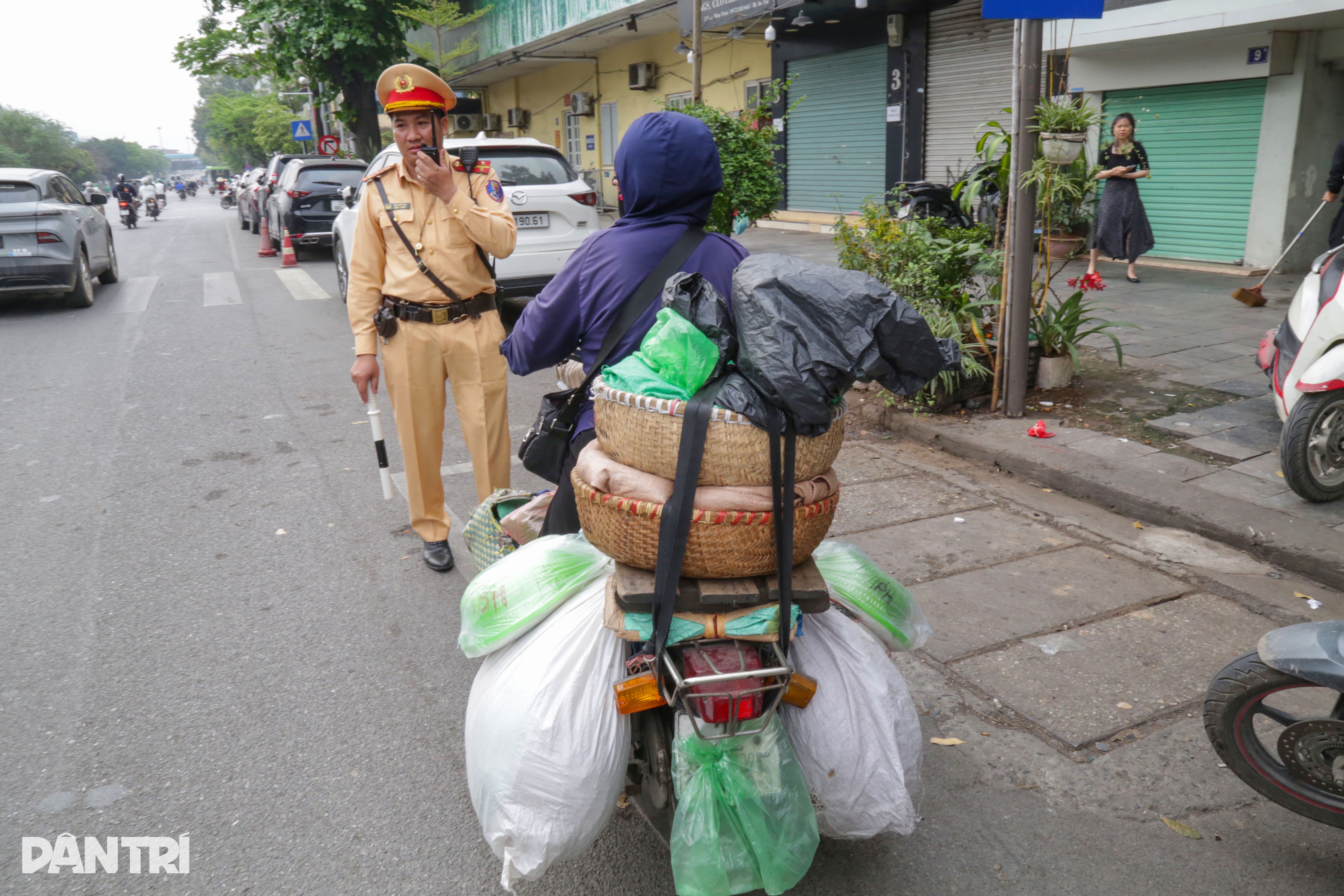 Nữ tài xế che biển số xe máy nói "do trời mưa, sợ bẩn nên buộc vào"