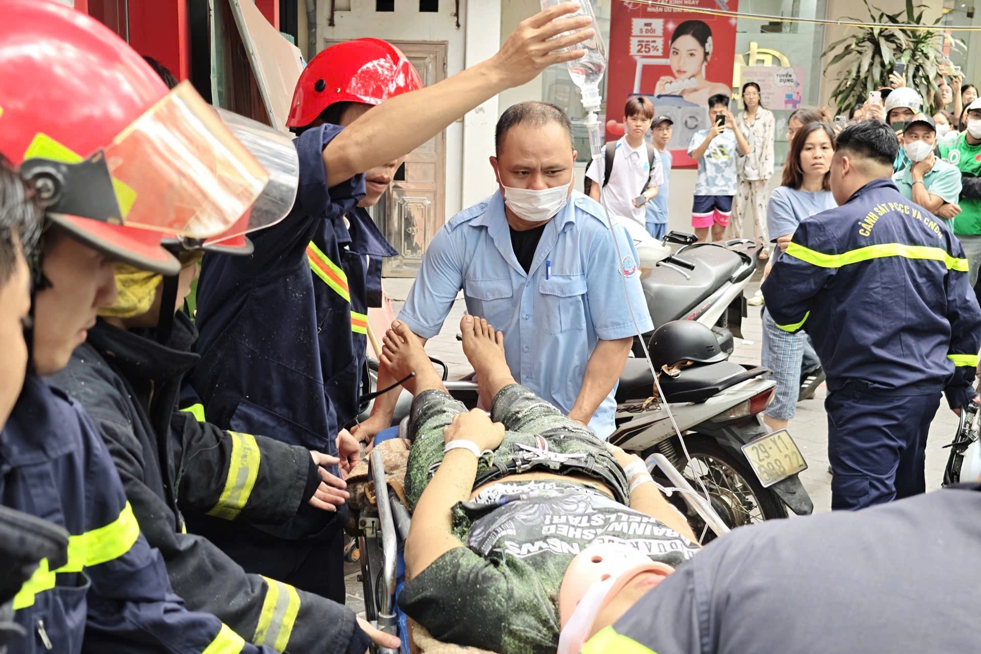 Giải cứu nam thanh niên mắc kẹt trong thang chở hàng ở Hà Nội