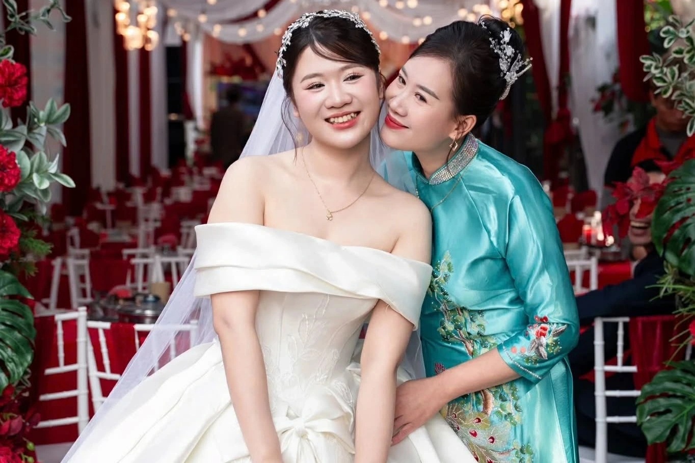 Đằng sau khoảnh khắc cô dâu Hưng Yên xinh đẹp khóc, mẹ cười rạng rỡ gây sốt
