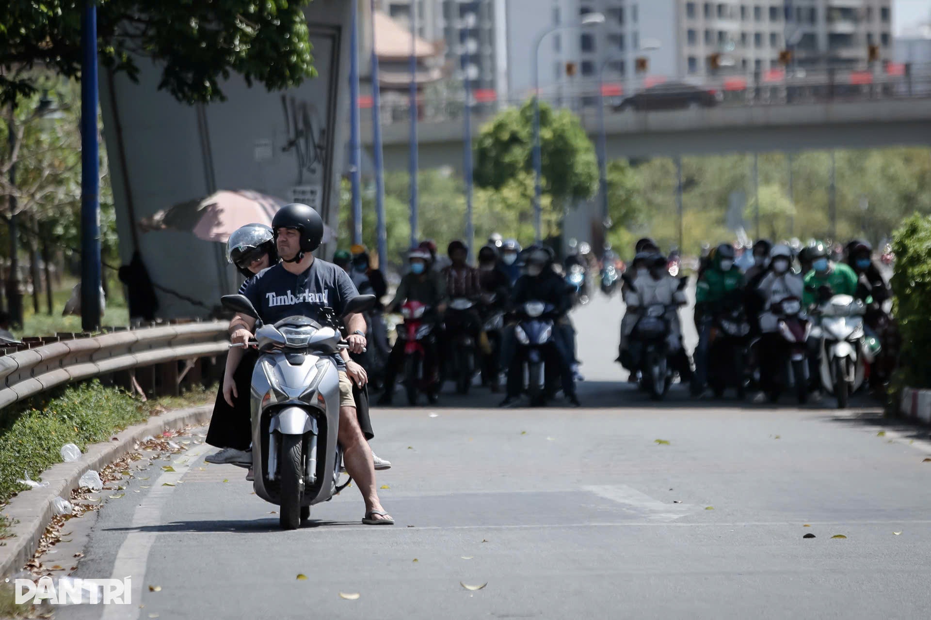 Nam Bộ và TPHCM nắng nóng kéo dài, độ ẩm thấp khiến trời hanh khô