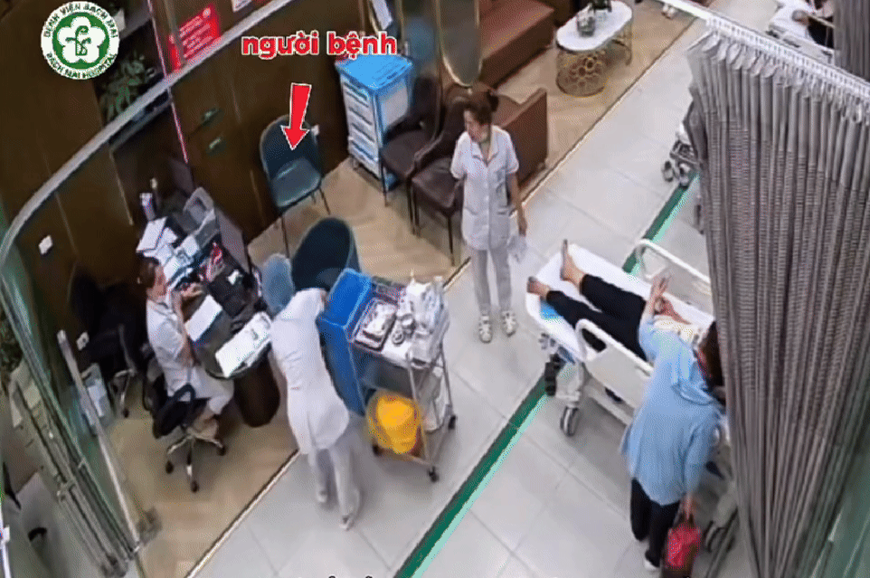 Nghẹt thở cấp cứu người đàn ông ngã gục, ngừng tim ngay phòng cấp cứu