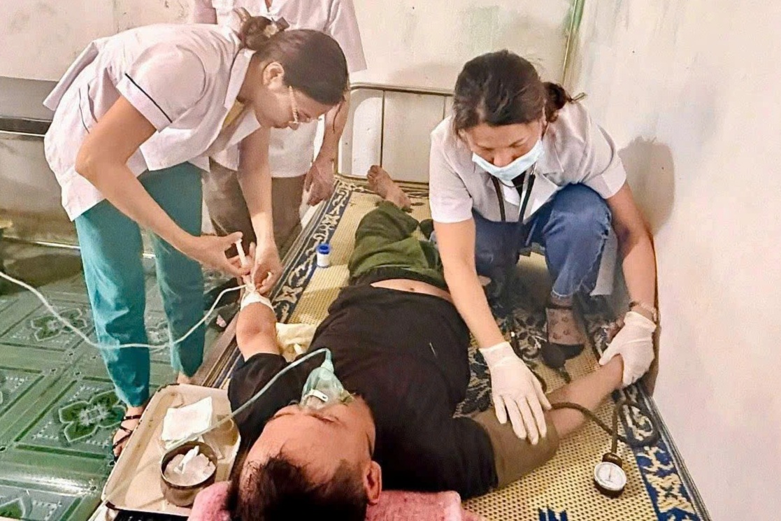 Đang làm đồng, người đàn ông bị đàn ong tấn công