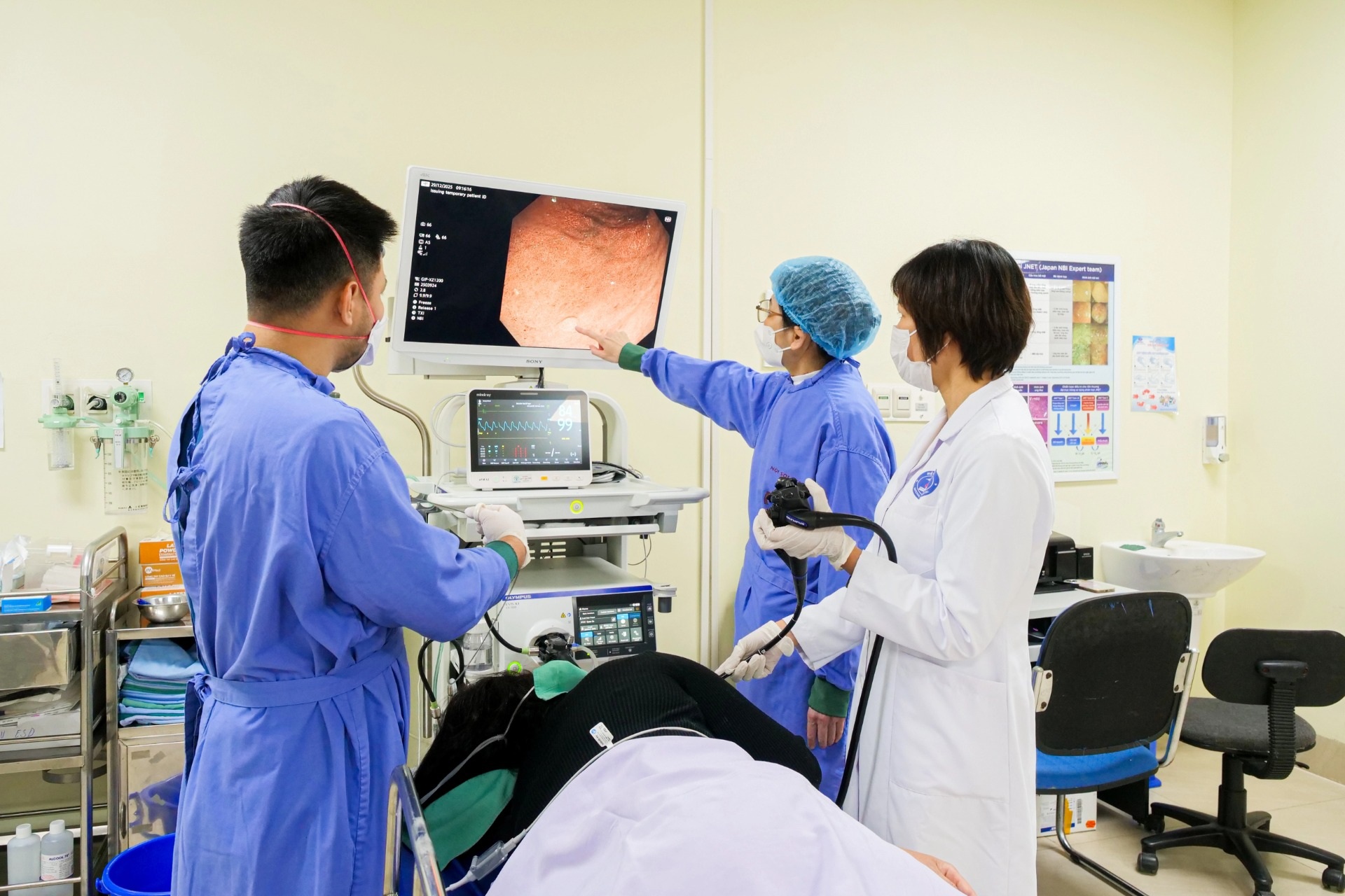 Bác sĩ bắt bệnh ung thư thực quản nhờ nội soi nhuộm màu, phóng đại 150 lần