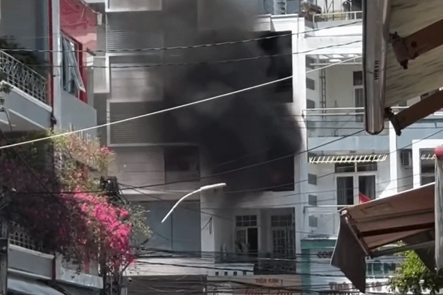 Cháy lớn tại nhà 4 tầng ở Nha Trang