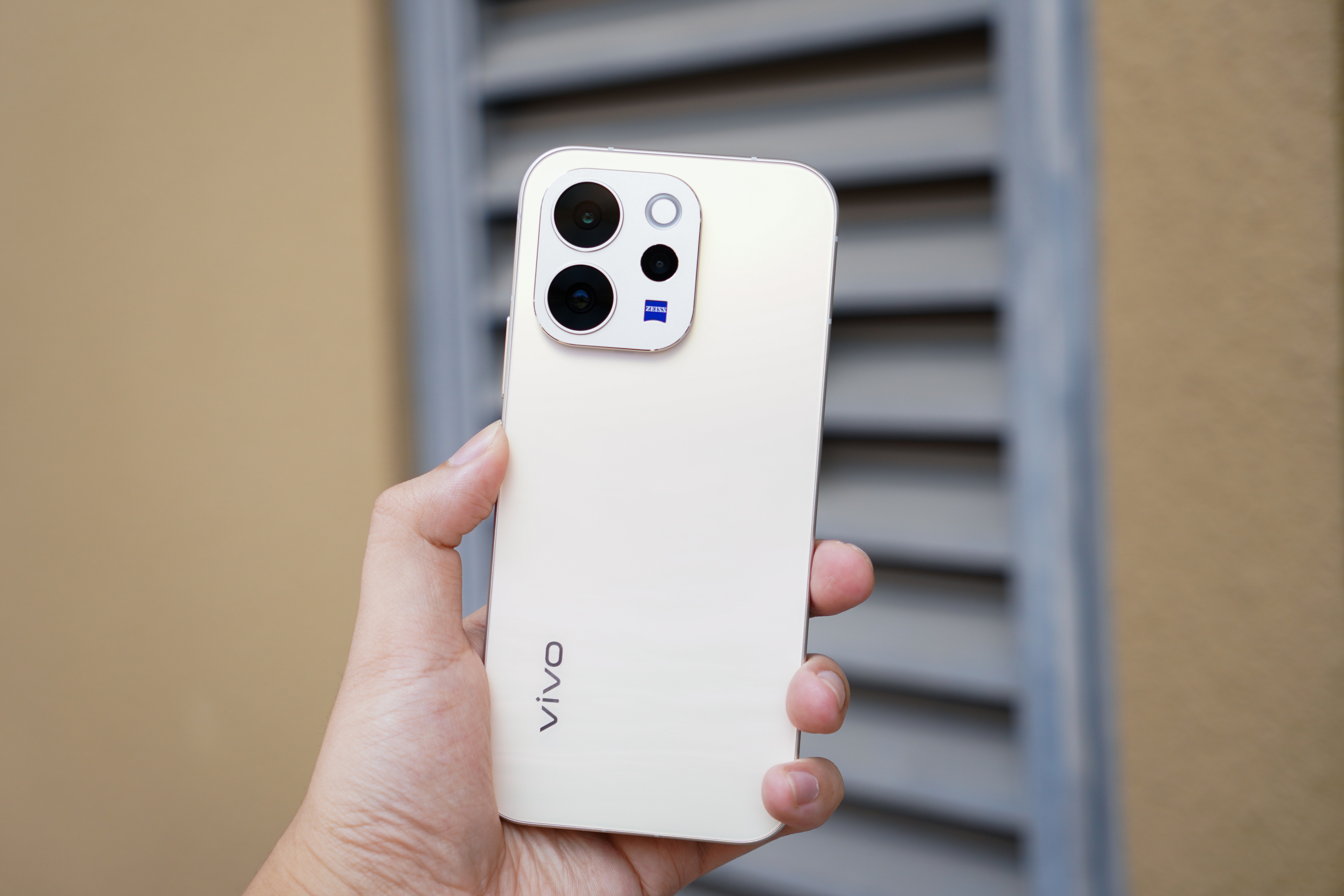 Đánh giá vivo V70: Có gì để cạnh tranh iPhone 17e, OPPO Reno15 Pro?