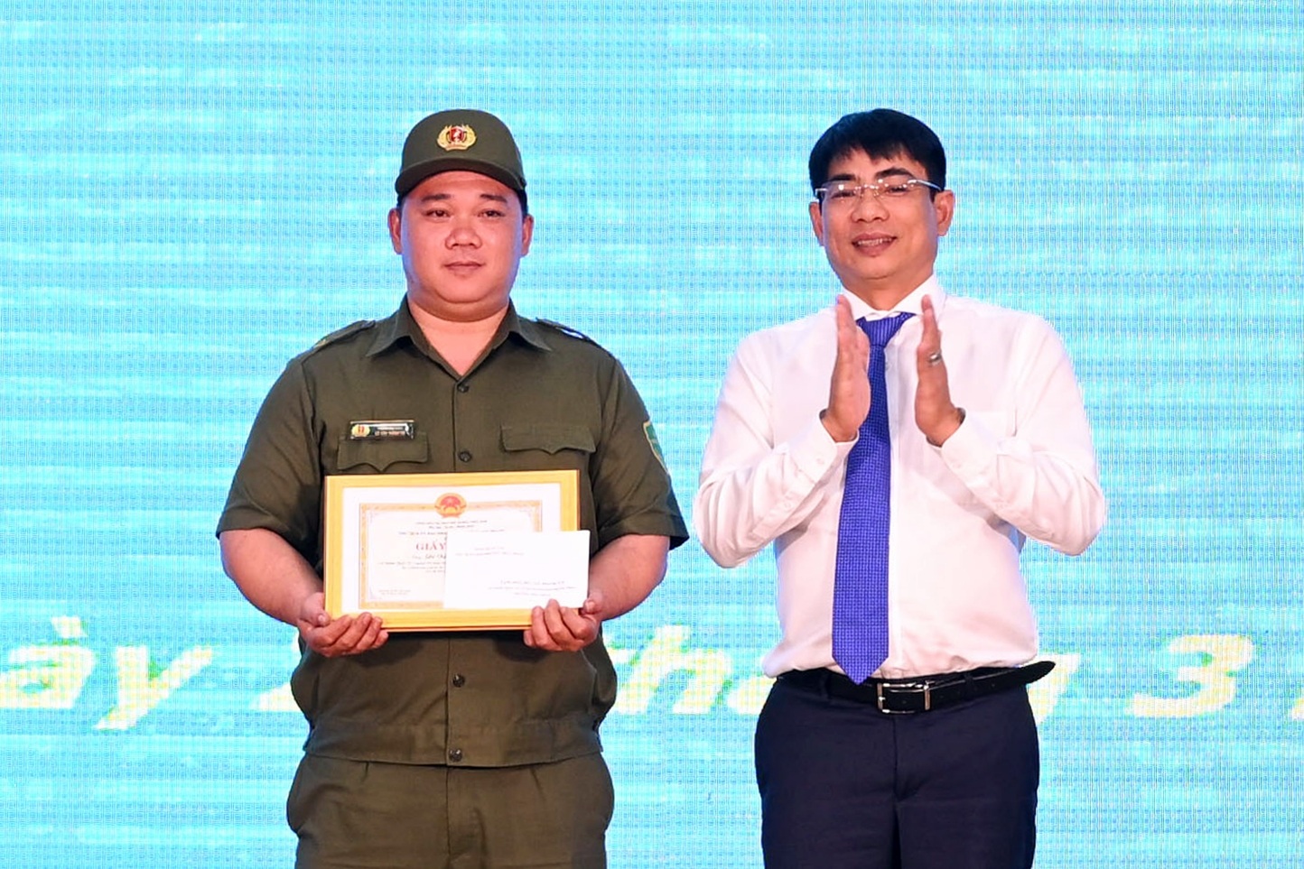 Khen thưởng người đàn ông giải cứu 2 nạn nhân khỏi căn nhà bị cháy