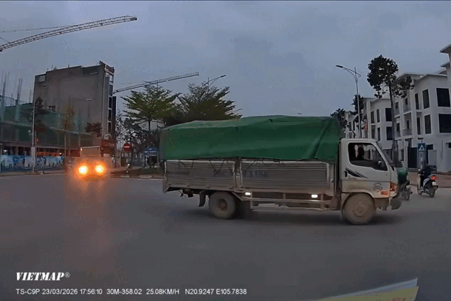 Xe máy vọt ga, đâm liên tiếp hai ô tô khi sang đường